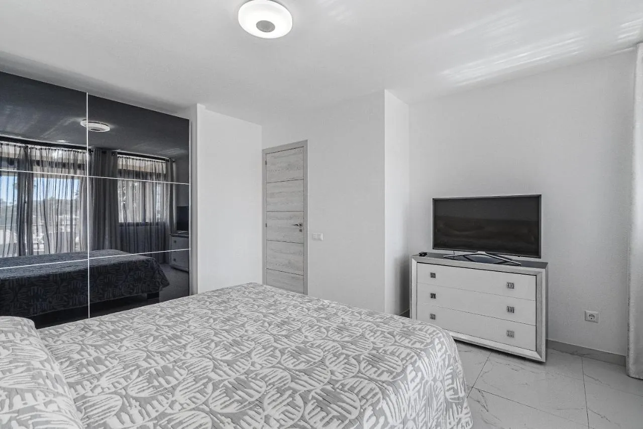 Apartment Oceanfront Oasis: 3-Bedroom Las Americas Beach Retreat Playa de las Americas