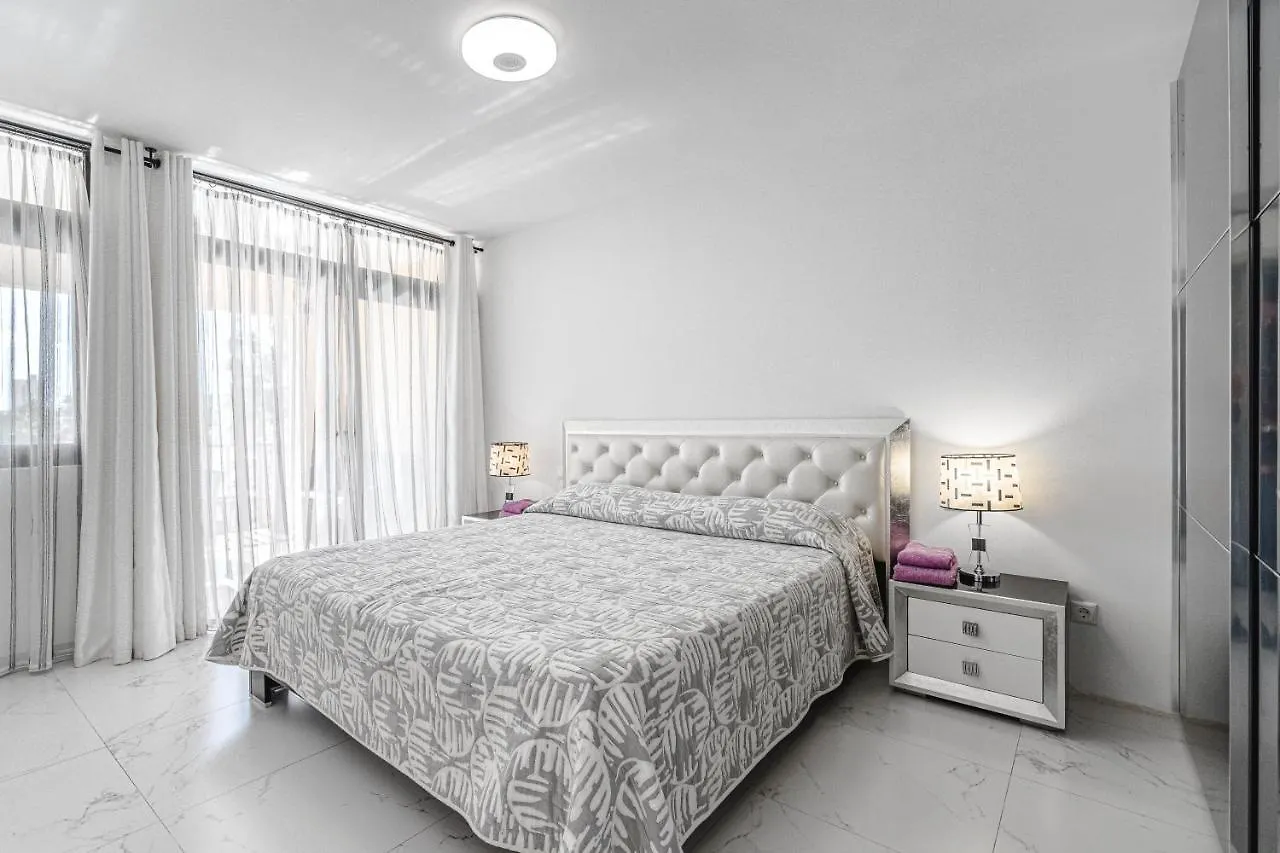 Amazing 3 Bedroom Apartment On The First Line Of The Best Las Americas Beach, Air Conditioner And Terrace Ocean View Playa de las Américas